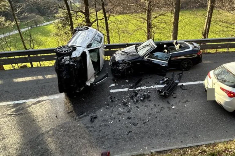 Unfall in Schöftland AG - Auto überschlägt sich 