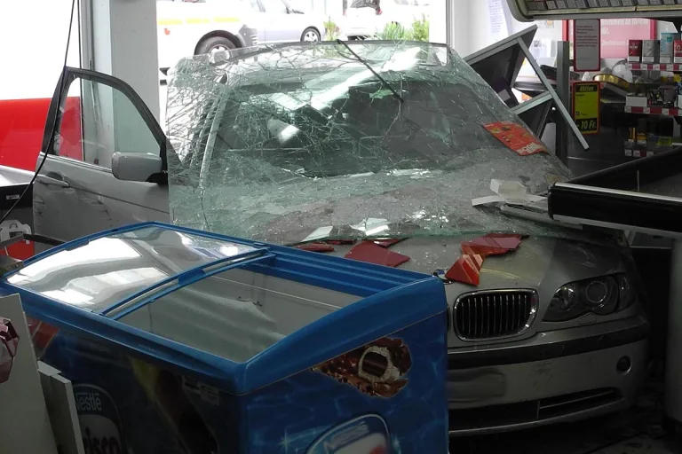 Altendorf SZ - BMW-Lenker fährt in Laden und verletzt zwei Personen!