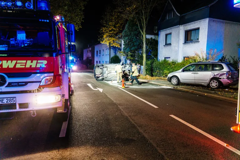 Menden – PKW überschlägt sich nach Kollision mit geparktem Fahrzeug
