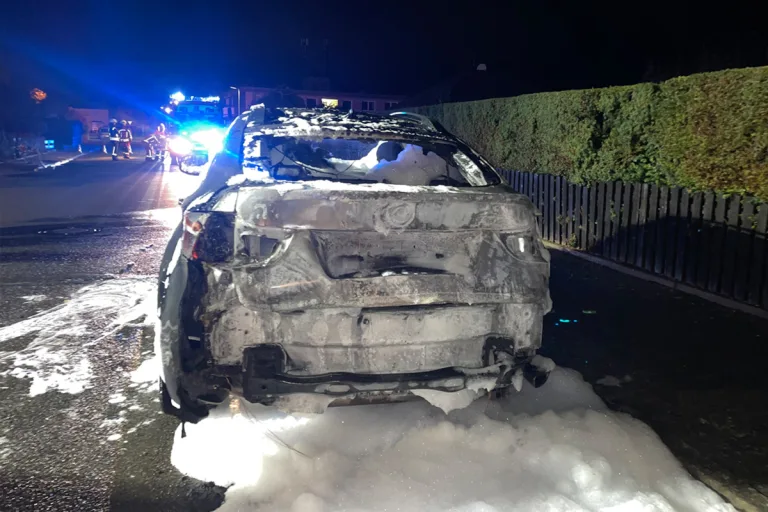 Bückeburg NI – Nächtlicher Brand von BMW – Polizei vermutet Brandstiftung
