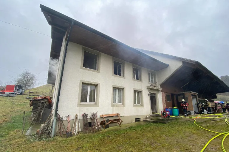 Läufelfingen BL – Eine Person nach Brand auf Bauernhof im Spital