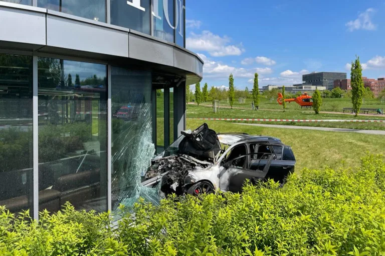 Essen-Westviertel – PKW prallt in Ladenlokal von Polstergeschäft und geht in Flammen auf