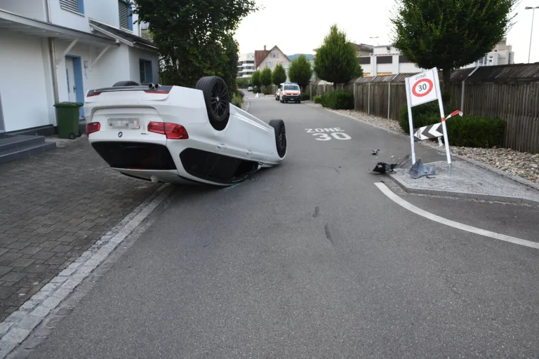 Widnau SG – Bei Unfall mit Auto auf Dach gelandet