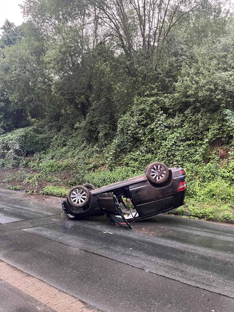 Bad Salzdetfurth – 18-jähriger Fahrer überschlägt sich bei Unfall