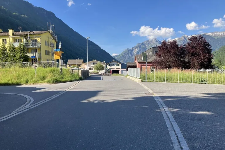 Luchsingen GL - Mann erleidet Gesichtsverletzungen bei Unfall 
