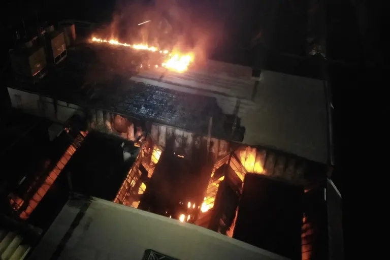 Kreis Soest NW - Großbrand erfordert 250 Einsatzkräfte