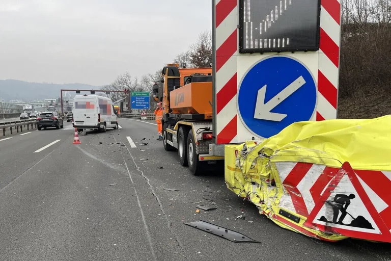 A1/Wettingen AG – Mit einem Baustellensicherungsfahrzeug kollidiert