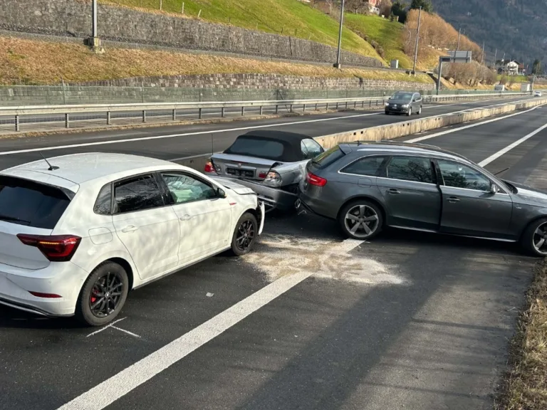 Alpnachstad OW - Drei Fahrzeuge in Unfall auf A8 verwickelt 