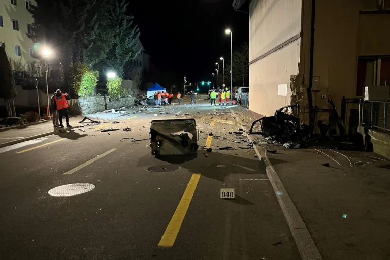 Langnau am Albis ZH – Ein Todesopfer nach Kollision mit Hausmauer