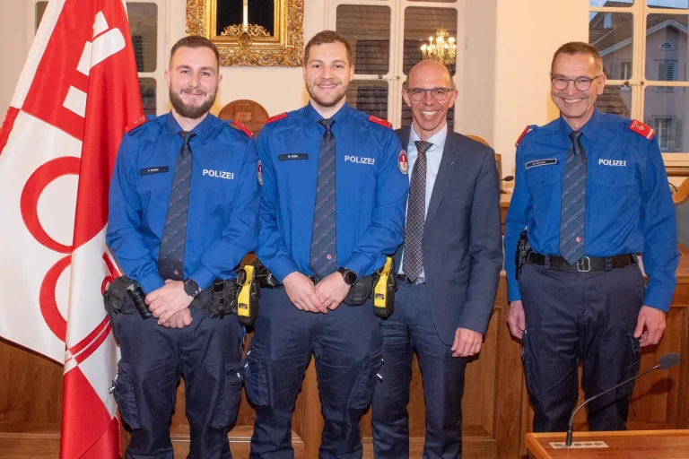 Obwalden OW – Polizisten vereidigt, Mitarbeiter befördert 