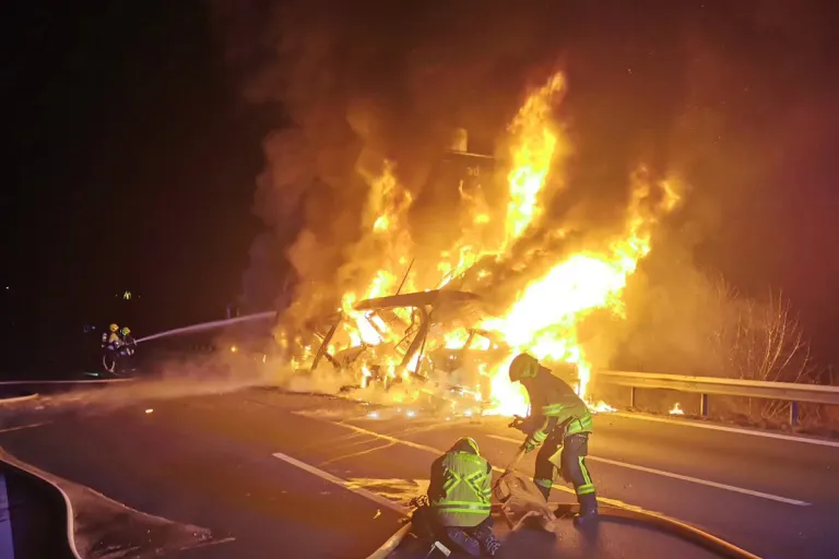 A8 Irschenberg – Autotransporter brennt komplett aus