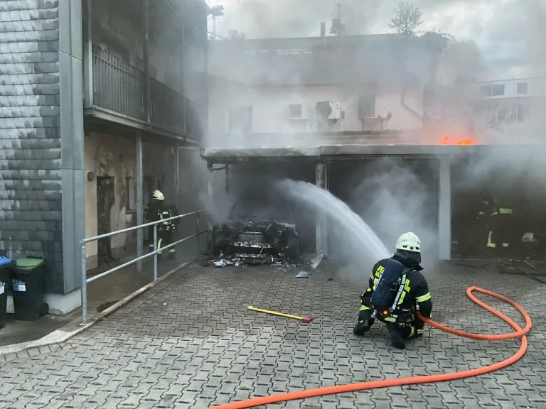 Mülheim an der Ruhr – Brand von Pkw greift auf Wohnhaus über