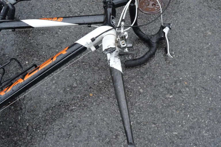 Heiden AR – Auf nasser Fahrbahn Kontrolle verloren und mit Rennrad gestürzt