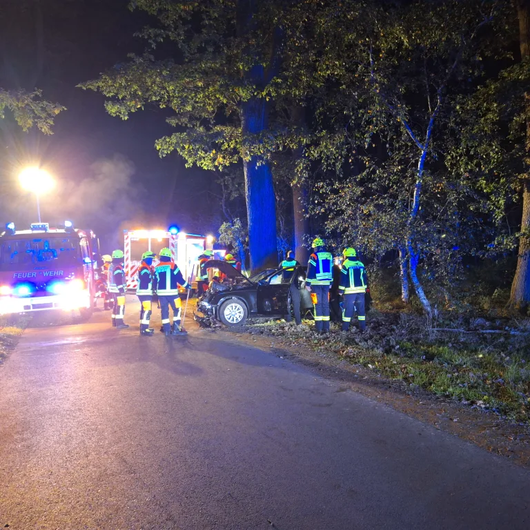 Ahausen – Auto prallt gegen Baum – Drei Menschen schwer verletzt