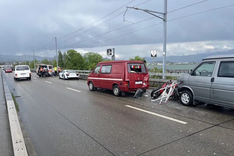 Pfäffikon SZ - Unfall zwischen drei Autos und einem Motorrad
