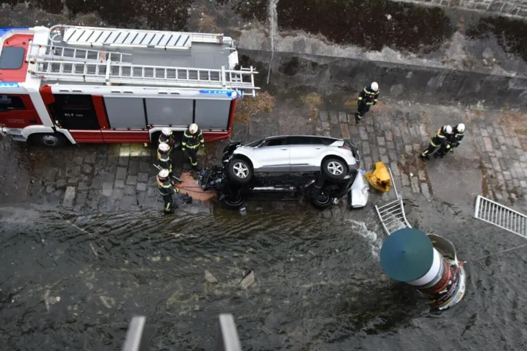 Wien - Auto und Litfaßsäule landen bei Unfall in Fluss