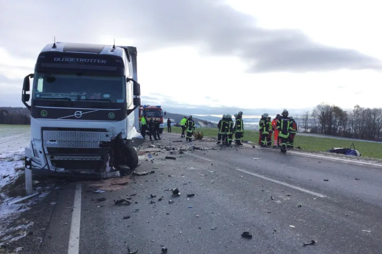 Großolbersdorf SN – 42-jähriger Fahrer stirbt bei Unfall mit Lkw