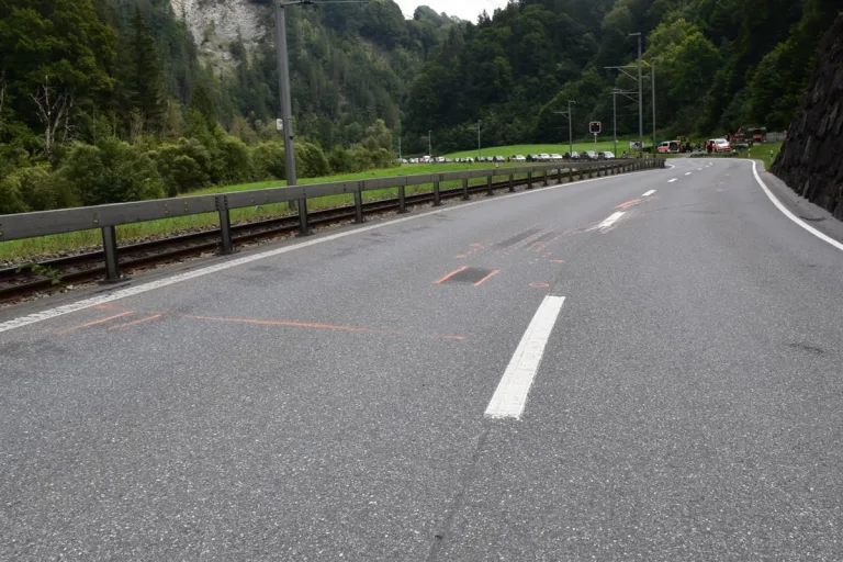Fideris GR – Motorrad kollidiert mit Lastwagen