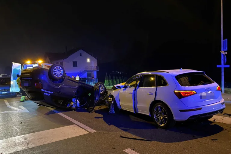 Oftringen AG  - Fiat landet nach heftiger Kollision mit Audi auf dem Dach