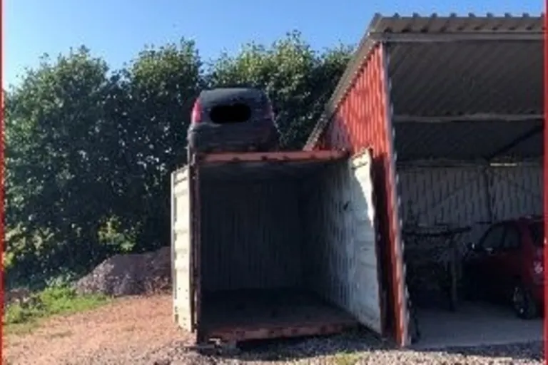 Neuwiesen RP - Auto mithilfe eines Gabelstaplers auf einen Container gesetzt 