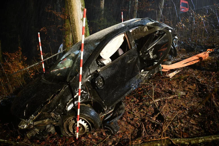 Lampenberg BL – Schwerer Unfall endet auf Waldböschung
