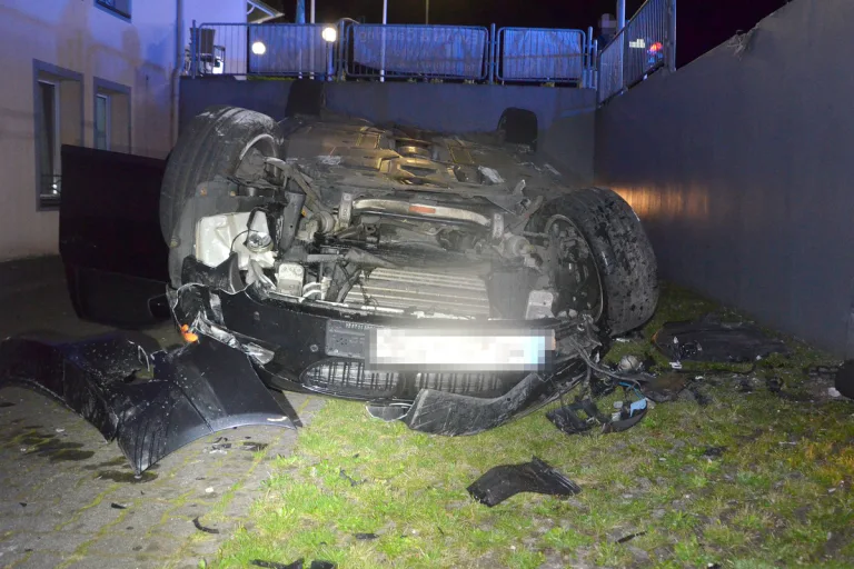 Bremerhaven - BMW fällt nach Unfall zwei Meter tief 