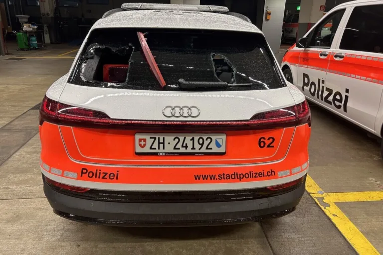 Vor Zürcher Fussballderby – Polizeifahrzeug von Unbekannten attackiert
