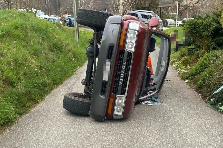 Aedermannsdorf SO - Auto bei Unfall umgekippt