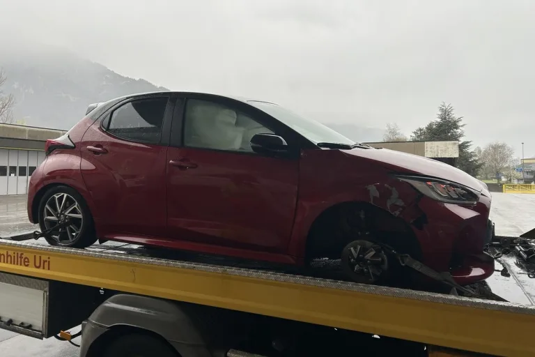 Schattdorf UR - Auto verliert bei Unfall Vorderrad