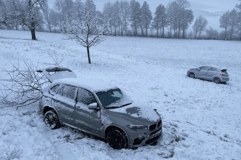 Fischbach LU - Traktor baut auf schneebedeckter Strasse Unfall mit zwei Autos