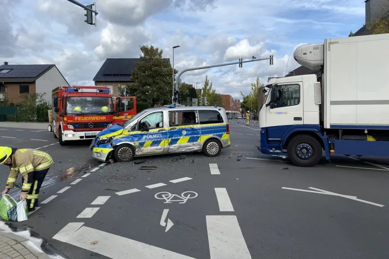 Pulheim NW - LKW prallt in einen Polizeiwagen