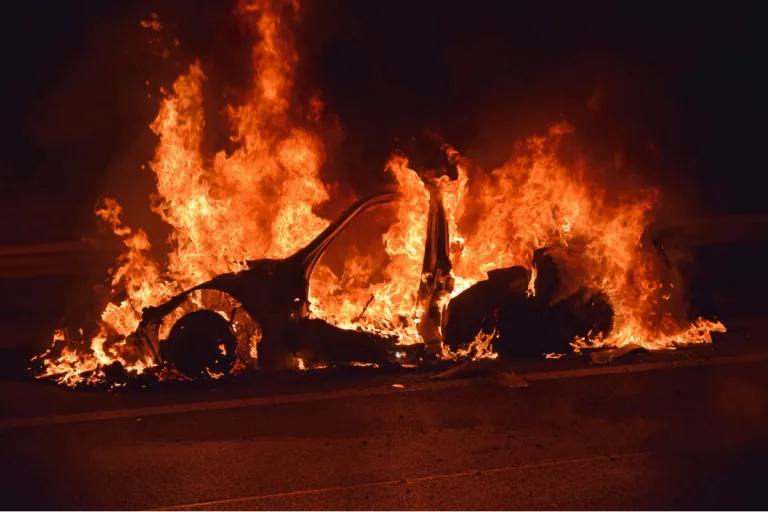 Sursee LU - Auto brennt auf der Autobahn A2 aus