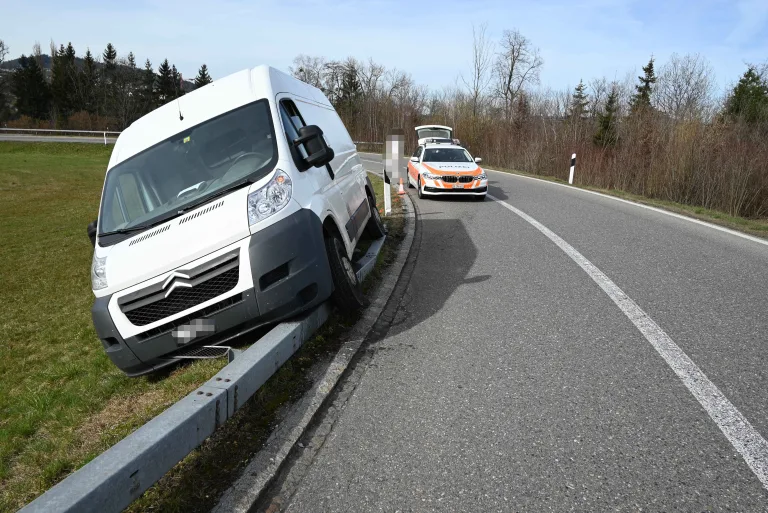 Oberbüren SG: Lieferwagen bleibt auf Leitplanke stecken