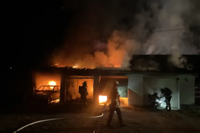 Dortmund NW – Brand einer Garage zerstört Fahrzeuge und Werkstatt