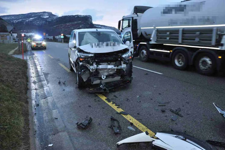 Laupersdorf SO – Heftige Auffahrkollision zwischen zwei Lieferwagen