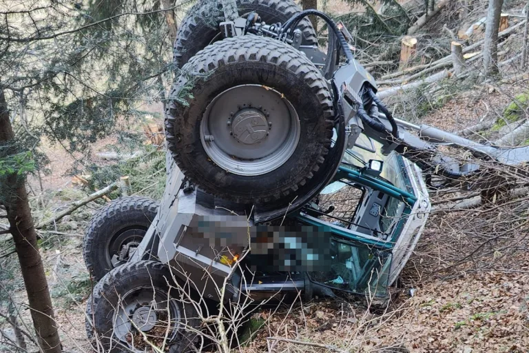 Bristen UR - Traktor kippt Hang hinunter