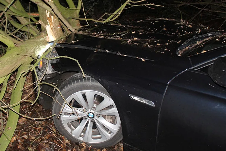 Duisburg - Auto-Insassen flüchten nach Crash zu Fuß 
