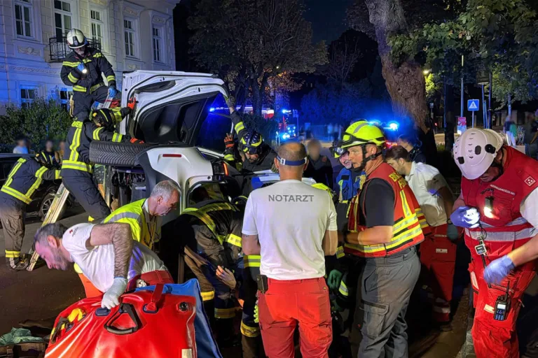 Baden – Gehbehinderter Lenker nach Unfall aus Pkw befreit