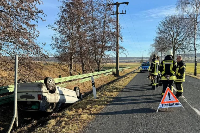 Salzgitter-Bad NI - Auf winterglatter Fahrbahn verunfallt 