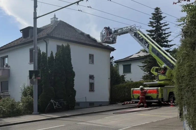 Zürich ZH – Brand von Baum greift auf Mehrfamilienhaus über