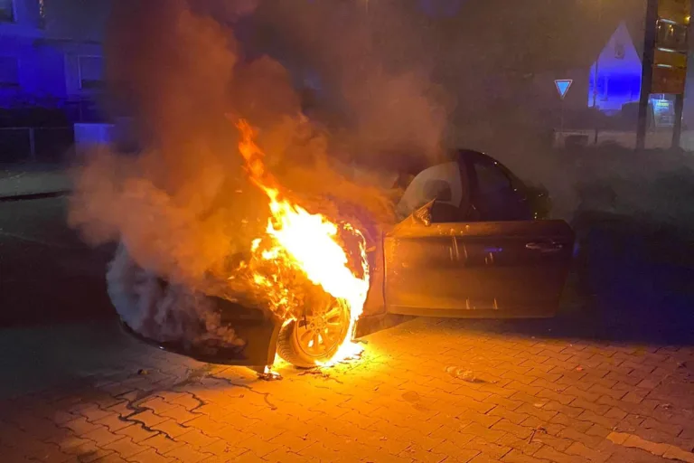 Plettenberg – Nächtlicher Fahrzeugbrand