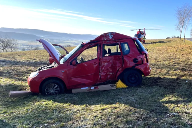 Oberhallau SH - Zwei erheblich Verletzte nach Kollision mit Baum