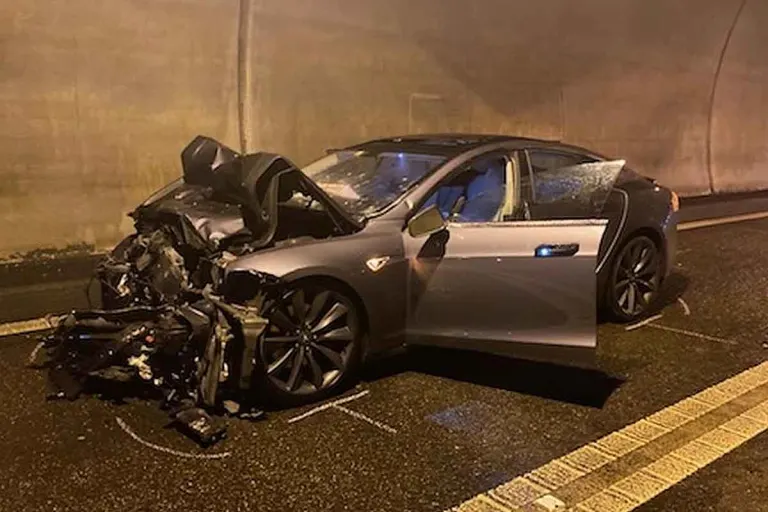 Nenzlingen BL - Heftiger Frontalcrash im Tunnel