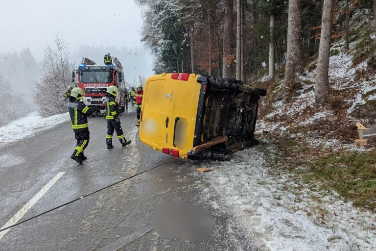 Ulrichsberg OÖ – Lenkerin gerät ins Schleudern und kippt mit Pkw
