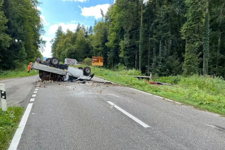 Grafenried BE – Lieferwagen mit Anhänger überschlagen