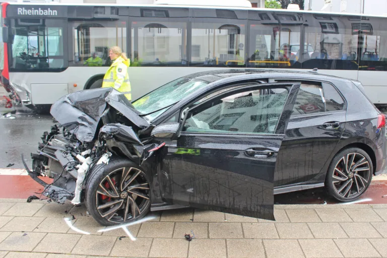 Velbert – Frontale Kollision mit dem Gegenverkehr