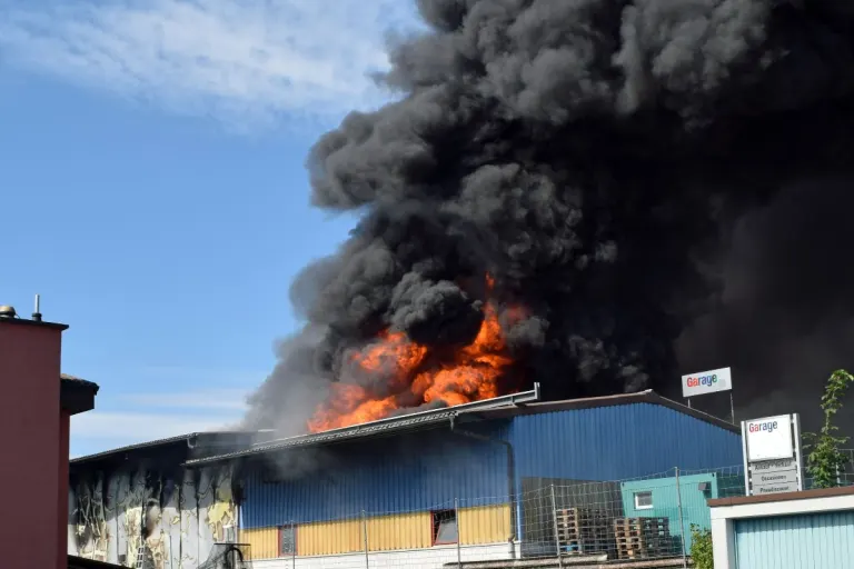 Sempach-Station LU - Feuer bricht in Gewerbegebäude aus