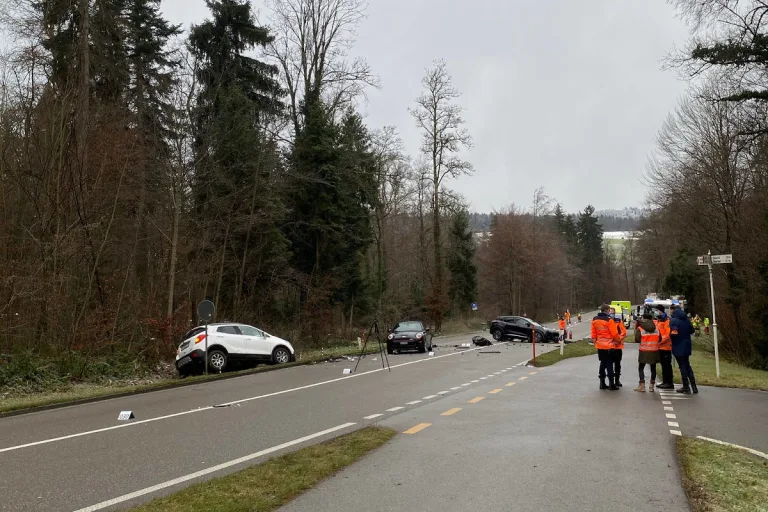 Dielsdorf ZH – Schwere Kollision im Morgenverkehr