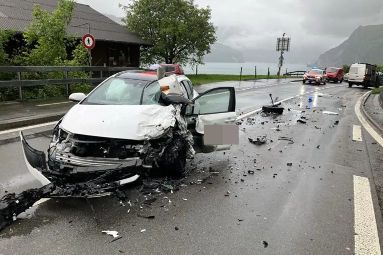 Sisikon UR – Heftiger Unfall zwischen PW und Wohnmobil