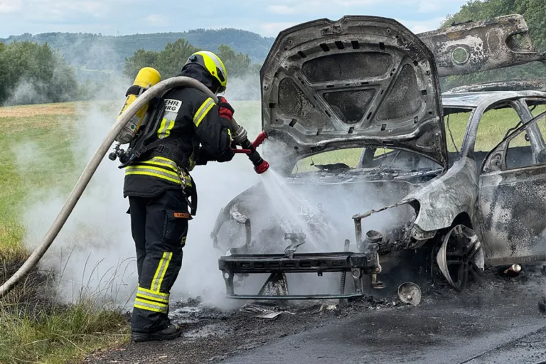 Landkreis Westerwald RP – Pkw brennt auf Landstraße vollständig aus